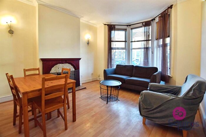 2 Bedroom Flat To Rent In Long Lane, Finchley, N3