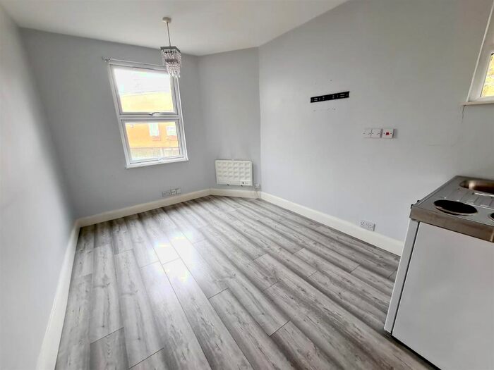 Studio To Rent In West Green Road, London, N15