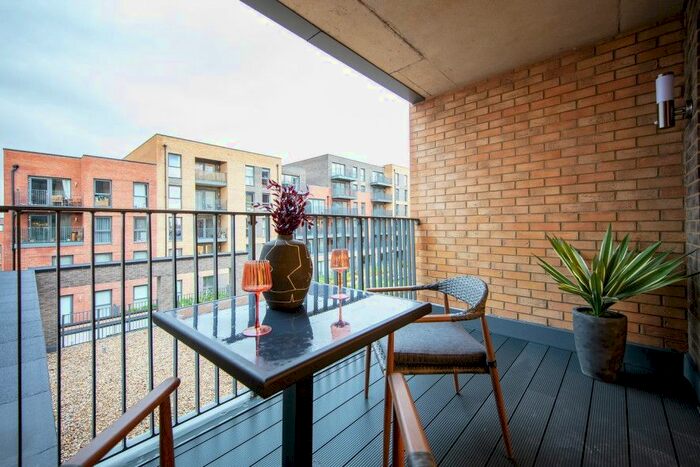 2 Bedroom Flat For Sale In Chailey Place, Hayes, UB3