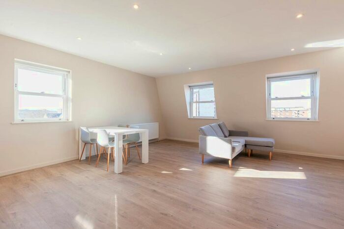 2 Bedroom Flat To Rent In Clapham Road, Stockwell, London, SW9