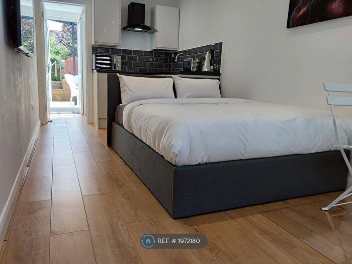 Studio To Rent In Thornhill Close, Houghton Regis, Dunstable, LU5