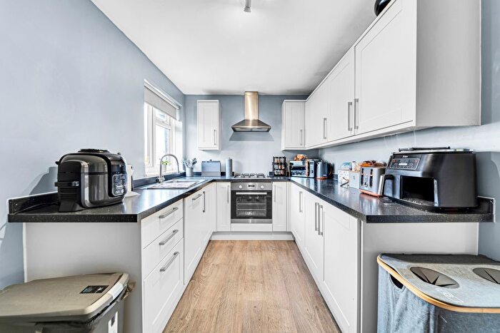 3 Bedroom Maisonette For Sale In Shepperton Road, Staines-Upon-Thames, TW18