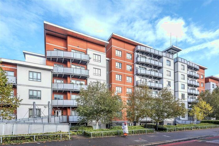 2 Bedroom Flat To Rent In Crossway Point, Norwood Road, Reading, Berkshire, RG1