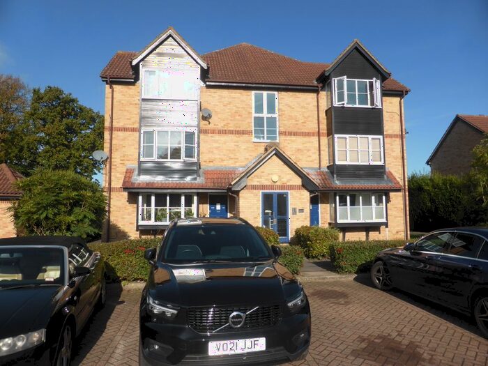 1 Bedroom Flat To Rent In Monks Crescent, Addlestone, KT15