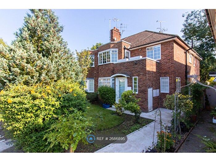 2 Bedroom Maisonette To Rent In Bishops Close, Richmond, TW10