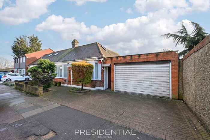 4 Bedroom Bungalow To Rent In Heybridge Drive, Ilford, IG6