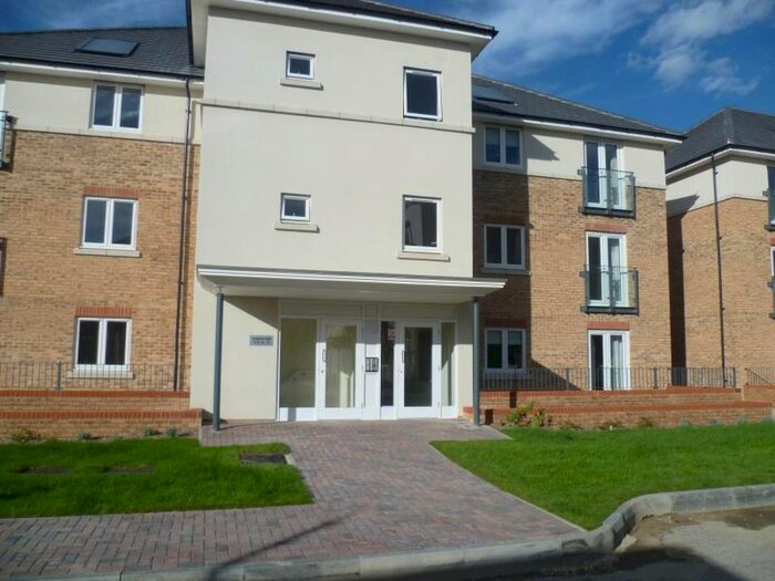 2 Bedroom Flat To Rent In Fairwater Drive, Shepperton, Middlesex, TW17