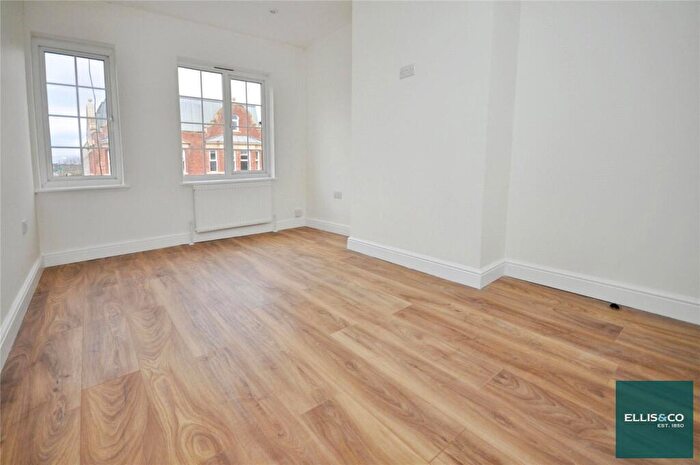 2 Bedroom Apartment To Rent In Ballards Lane, Finchley, London, N3