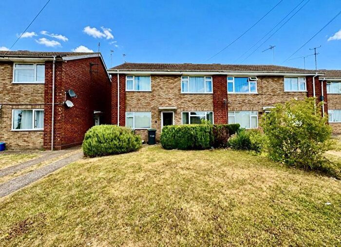 2 Bedroom Maisonette For Sale In Canterbury Close, Luton, LU3