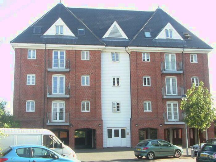 2 Bedroom Flat To Rent In Hythe, CO2