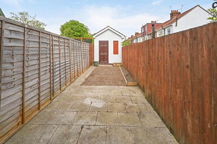 2 Bedroom Flat For Sale In Rosslyn Crescent, Harrow, HA1