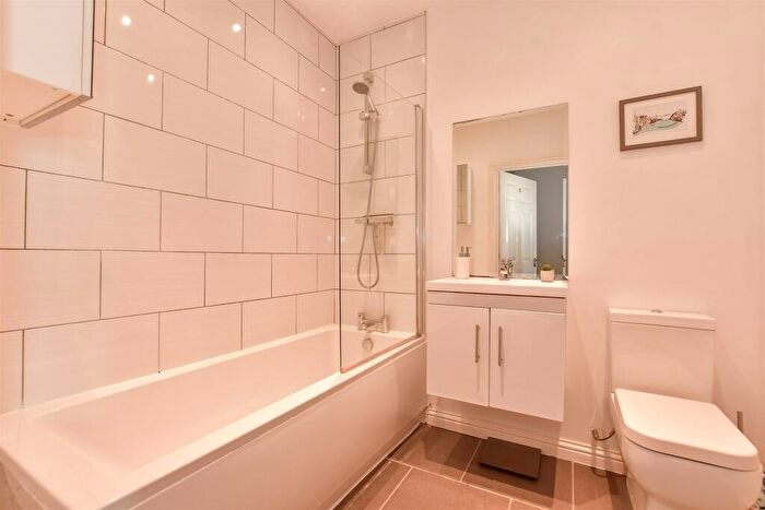 2 Bedroom Flat For Sale In Crosse Courts, Basildon, Essex, SS15