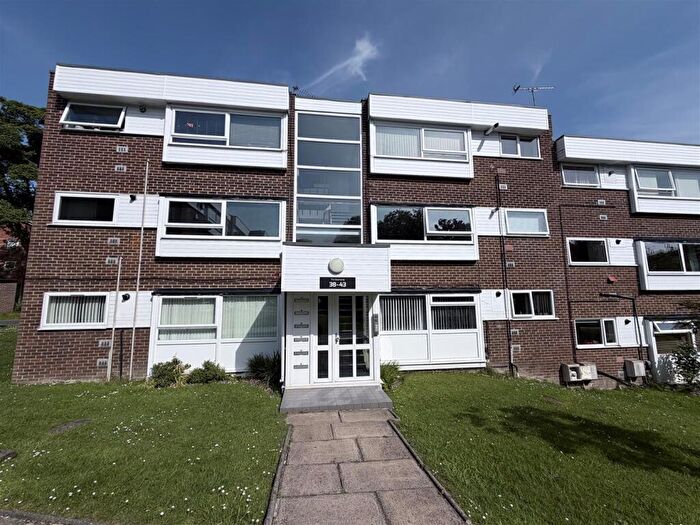 2 Bedroom Apartment For Sale In The Moorlands, Leeds, LS17