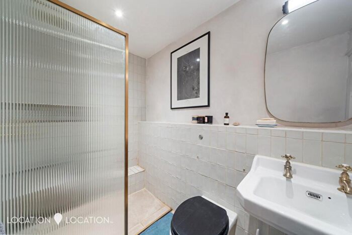 2 Bedroom Flat For Sale In Cranwich Road, London, N16