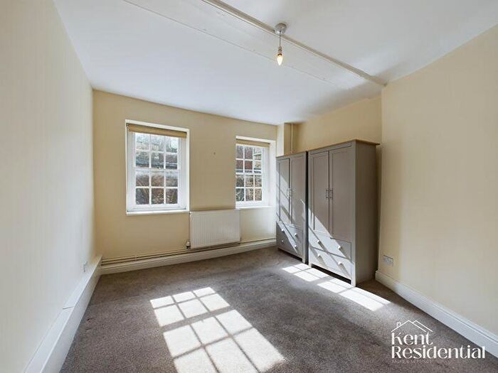 3 Bedroom Apartment To Rent In College Yard, Rochester, ME1