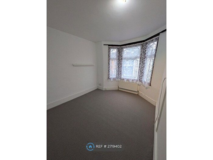 2 Bedroom Flat To Rent In Fanshawe Avenue, Barking, IG11