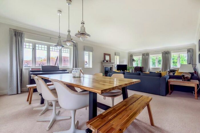 3 Bedroom Apartment For Sale In Tidmarsh Grange, The Street, Tidmarsh, Berkshire, RG8