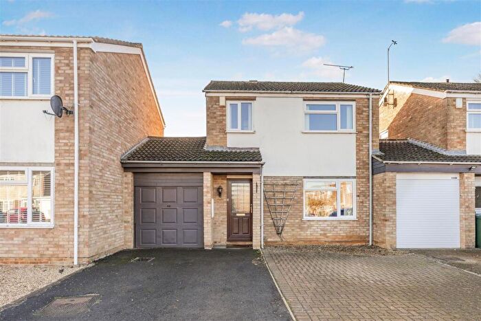 3 Bedroom Link Detached House For Sale In Avocet Way, Banbury, OX16