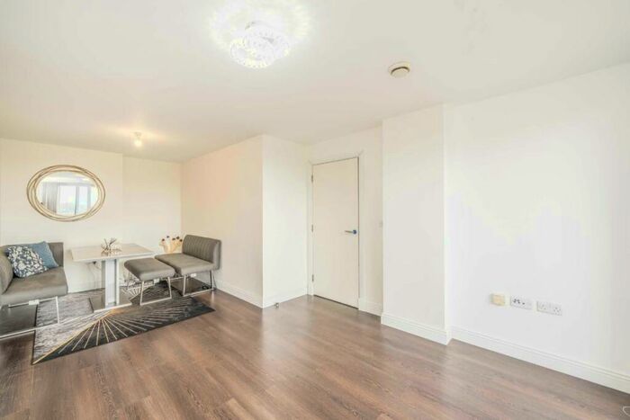2 Bedroom Flat To Rent In Lankaster Gardens, London, N2