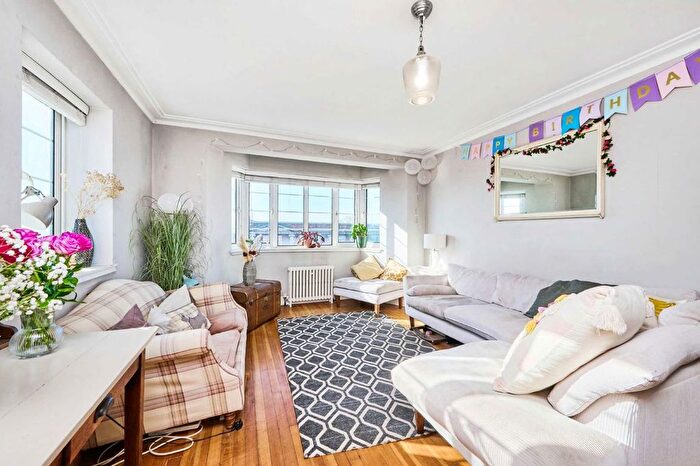 3 Bedroom Flat To Rent In Streatham High Road, Streatham, SW16