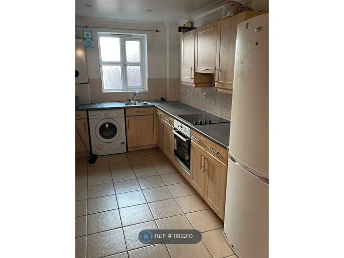 2 Bedroom Flat To Rent In Ash Tree House, London, SE5