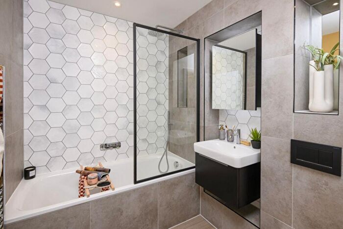 4 Bedroom House For Sale In Horlicks Quarter, Slough, SL1