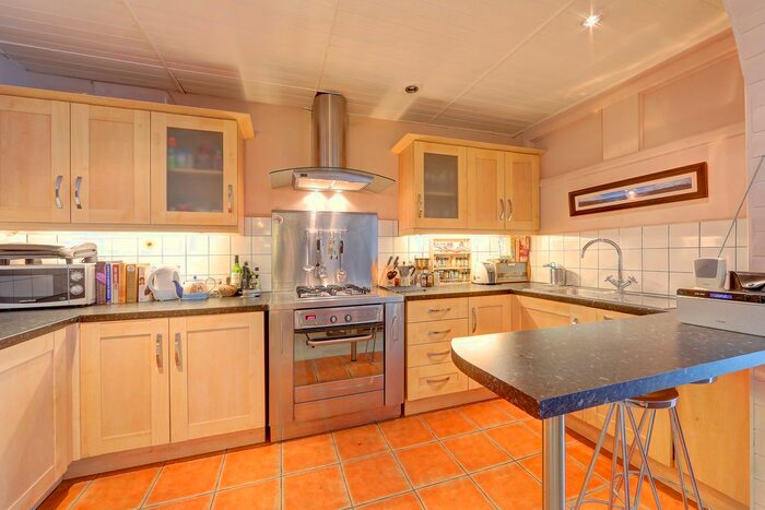 2 Bedroom Flat To Rent In Sinclair Road, London, W14