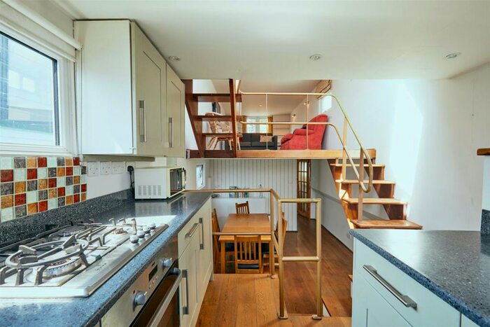 1 Bedroom House Boat To Rent In Cheyne Walk, Chelsea, SW10