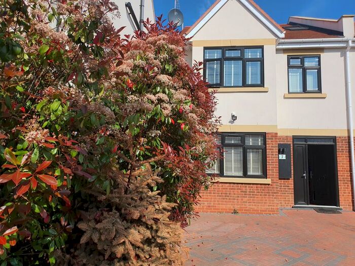 4 Bedroom Semi-Detached House To Rent In Silverwood Cottages, Wanstead, E11