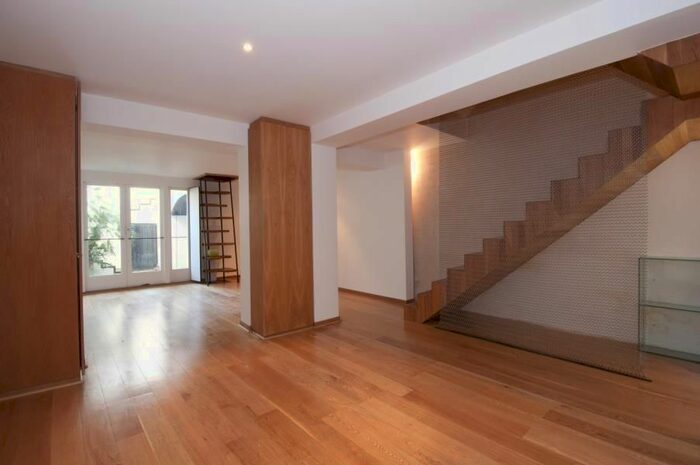 2 Bedroom Flat To Rent In Clarendon Gardens, Little Venice, W9