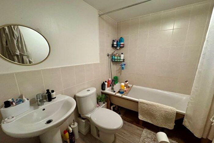 4 Bedroom Link Detached House To Rent In Whitlock Grove, Birmingham, B14