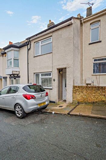 1 Bedroom Terraced House For Sale In Gordon Road, Chatham, ME4