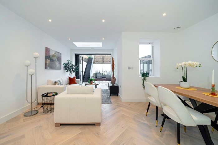 3 Bedroom Flat For Sale In Gordon Road, London, W5