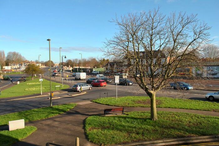 1 Bedroom Property To Rent In Hampton Court Parade, East Molesey, KT8