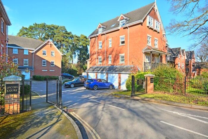 2 Bedroom Flat To Rent In Worth Park Avenue, Three Bridges, RH10
