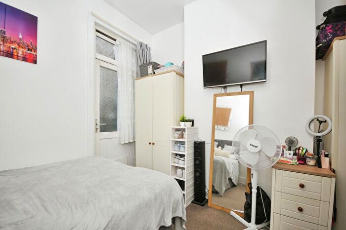 2 Bedroom Flat For Sale In Honley Road, London, SE6