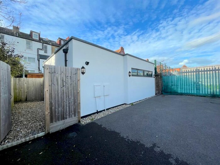 1 Bedroom Detached Bungalow To Rent In Miles Walk, Hove, BN3