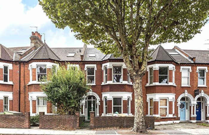 3 Bedroom Flat To Rent In Cavendish Road, London, SW12