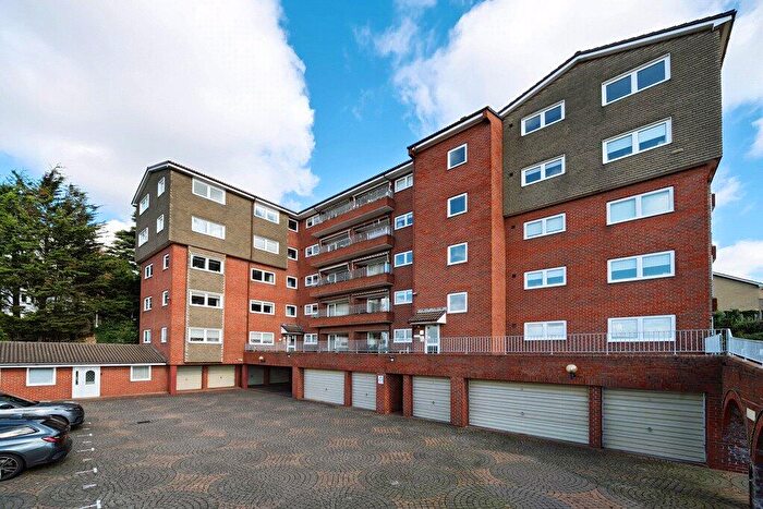 2 Bedroom Apartment For Sale In Spring Grove, Gravesend, Kent, DA12