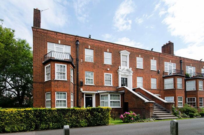 3 Bedroom Flat For Sale In Hendon Way, Child's Hill, London, NW2