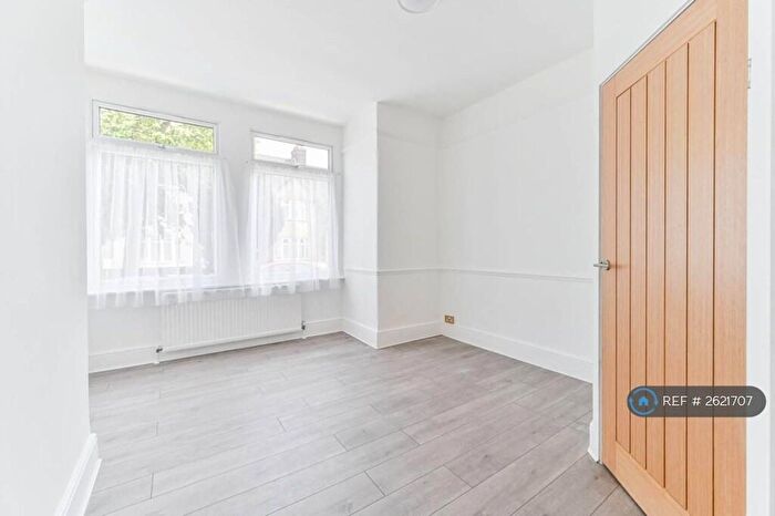 2 Bedroom Flat To Rent In Park Road, London, SE25