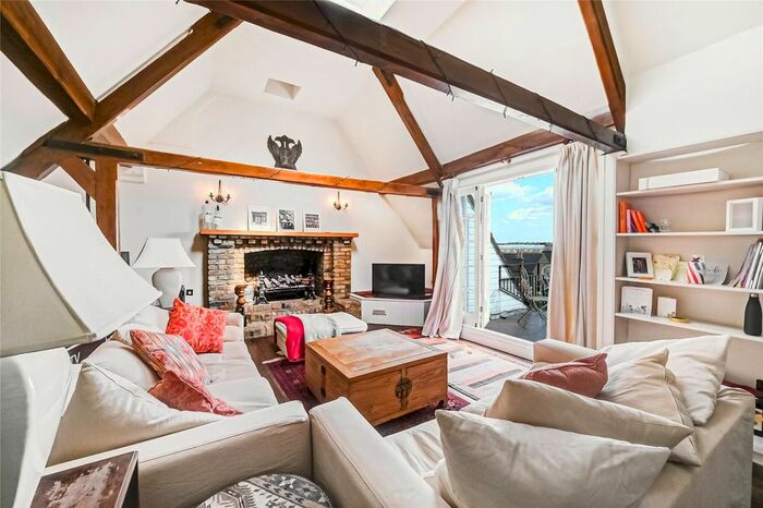 3 Bedroom Flat To Rent In Nightingale Lane, Clapham, London, SW12