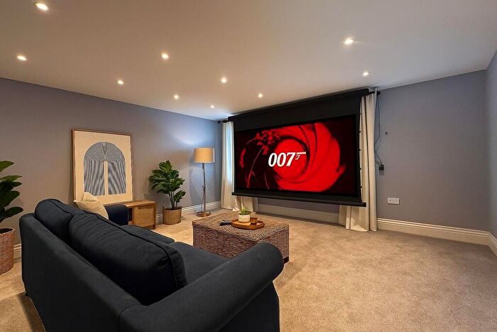 4 Bedroom Semi-Detached House To Rent In Paddock Road, London, NW2