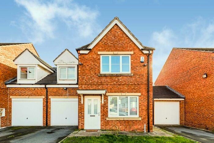 3 Bedroom Link Detached House To Rent In Whinmoor Way, Leeds, West Yorkshire, LS14