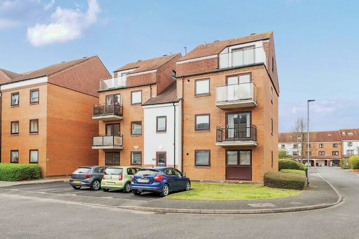 3 Bedroom Flat For Sale In Horse Sands Close, Southsea, PO4
