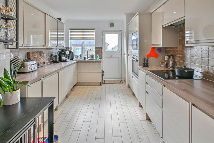 2 Bedroom Maisonette For Sale In Kings Road, Brentwood, CM14