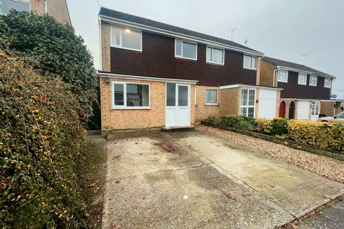 3 Bedroom Semi-Detached House To Rent In Poole, BH15