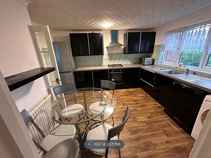 2 Bedroom Flat To Rent In Grafton House, Northolt, UB5