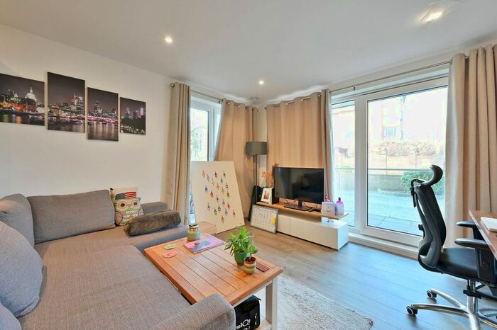 1 Bedroom Flat To Rent In Middleton Court, Wimbledon, London, SW20