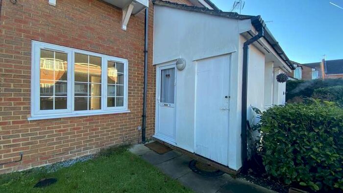 2 Bedroom Flat To Rent In Ryder Close, Hertford, SG13